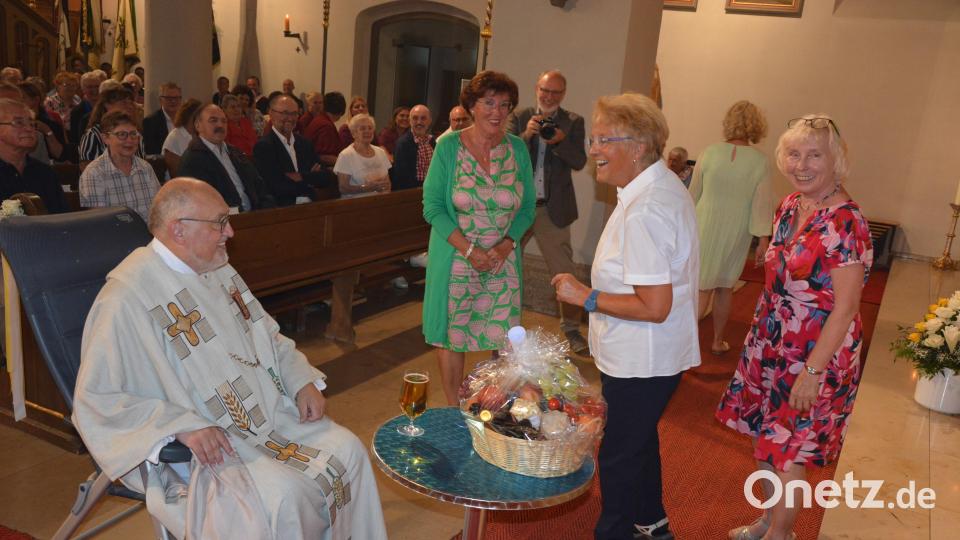 Der Kirchenchor Mitterteich hatte Utensilien für den künftigen Ruheständler Anton Witt mitgebracht. Bild: jr