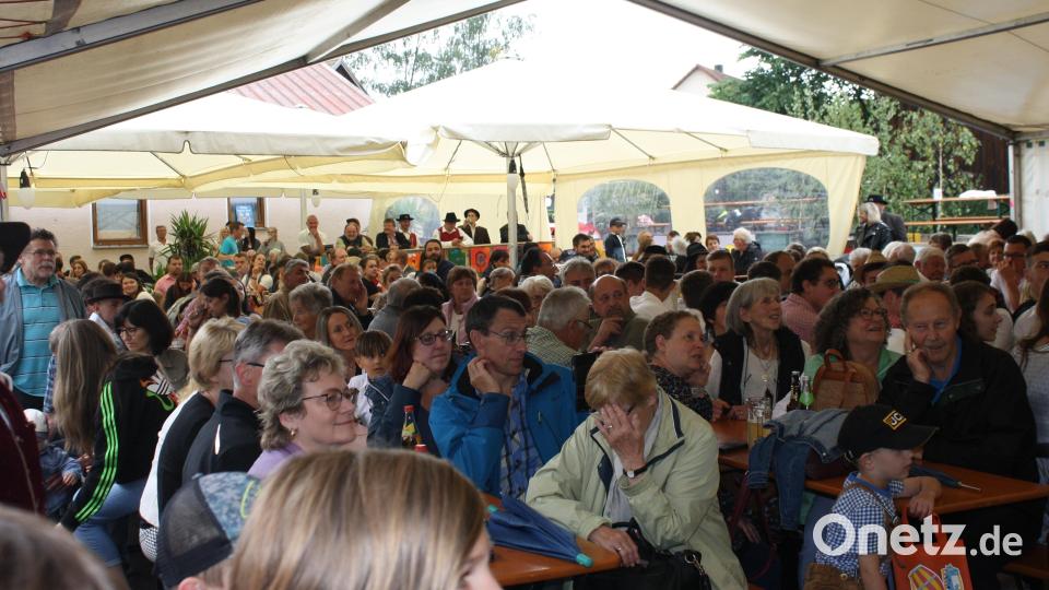 Gute Stimmung herrschte im vollbesetzten Fetszelt beim Schützenhaus. Bild: edo