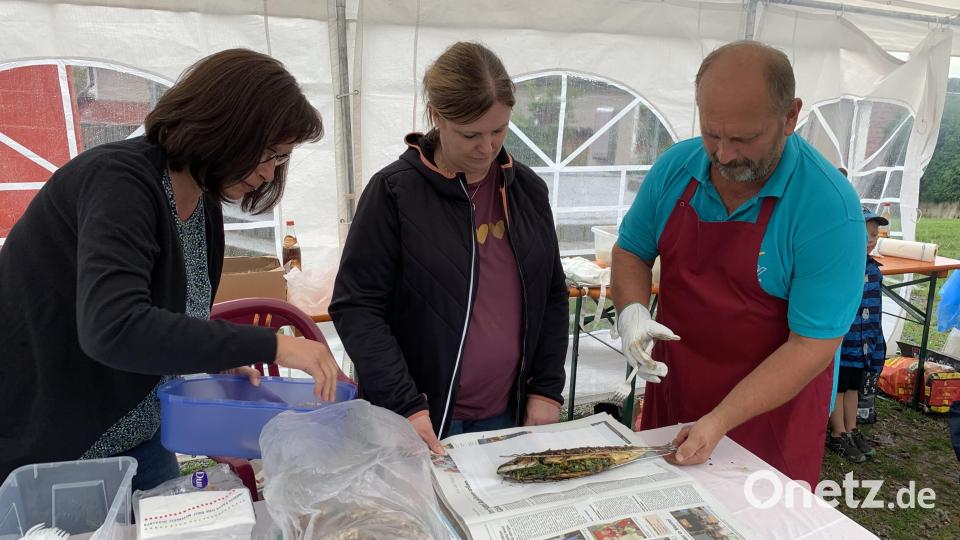 Gegrillter Fisch ist eines der Schmankerl beim Schlossbergfest Bild: adj
