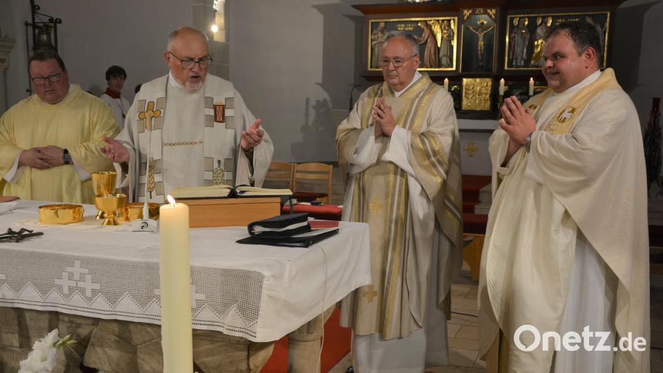 Den Gottesdienst zelebrierten (von links) Prodekan Sven Grillmeier, Stadtpfarrer Anton Witt, Regionaldekan Georg Flierl und Kaplan Daniel Schmid. Bild: jr