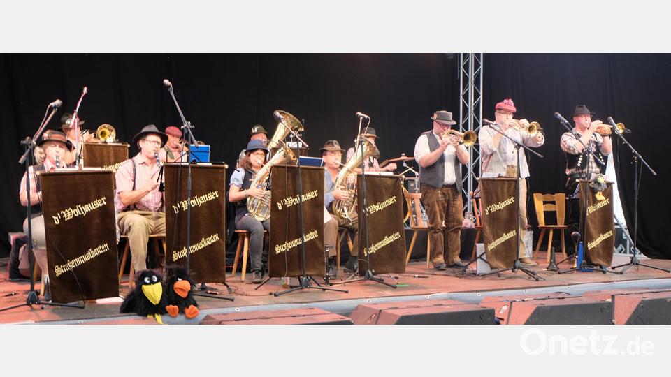 In die Herzen der Besucher spielten sich die „D’Woihauser Straßenmusikanten“ beim Familiennachmittag auf der Flosser Kirwa. Bild: le