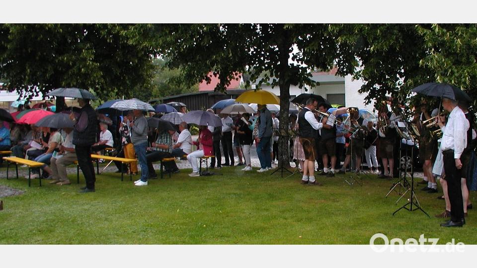 Regen bestimmte den Ablauf des Festes zum Patrozinium der Kapelle in Fuhrmannsreuth. Die gute Laune ließen sich die Besucher aber nicht nehmen. Bild: ld
