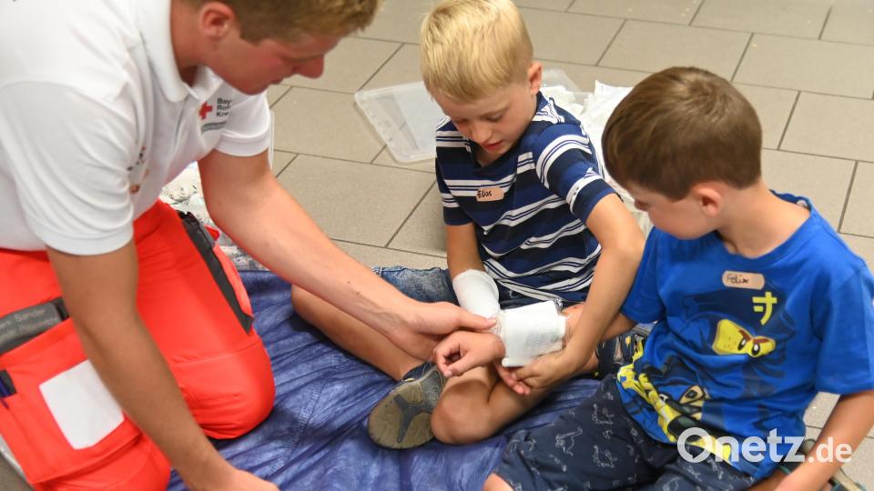 First Responder „Jojo“ beim Anlegen eines Druckverbands: Mullbinde auf die Verletzung und mit weiterer Mullbinde kräftig umwickeln. Bild: gf