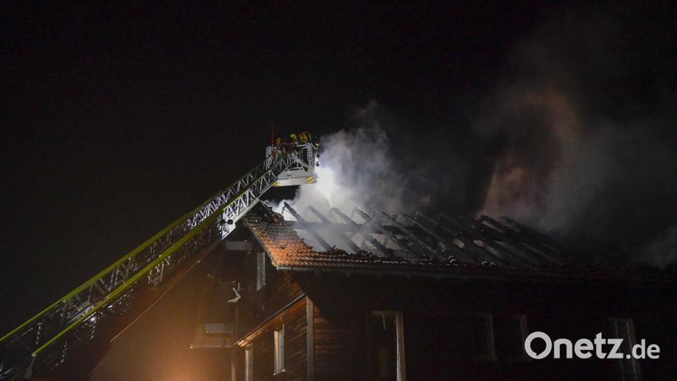 Die Feuerwehr löscht den Brand in einem Dachstuhl nach einem Blitzeinschlag. Das Feuer hatte sich am Samstag, kurz nachdem der Blitz einschlug, zunächst im Obergeschoss des Einfamilienhauses in Salzweg (Landkreis Passau) ausgebreitet. Wie die Polizei am Sonntag mitteilte, konnten sich alle Bewohner aus dem Gebäude retten. Bild: Markus Zechbauer/dpa