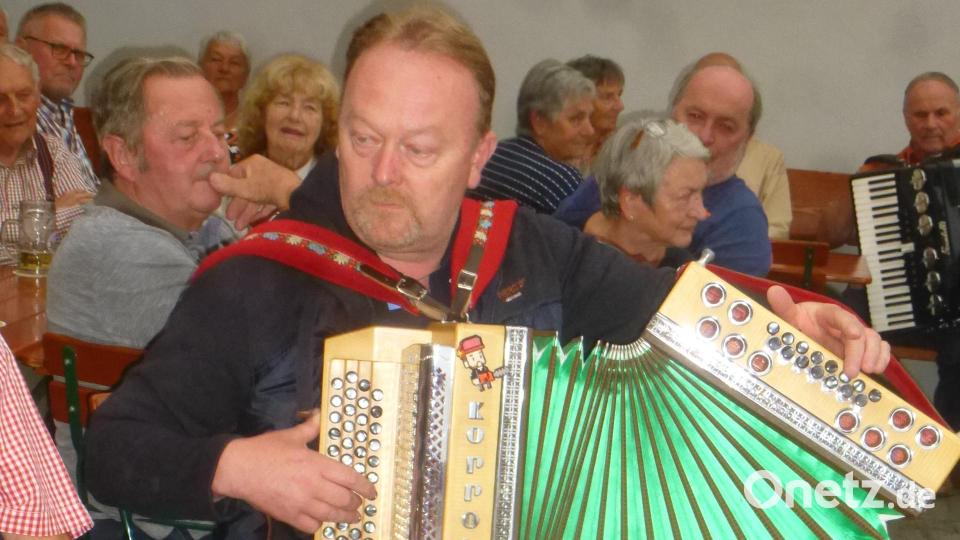 Markus Meier spielt die Gitarre. Bild: mad