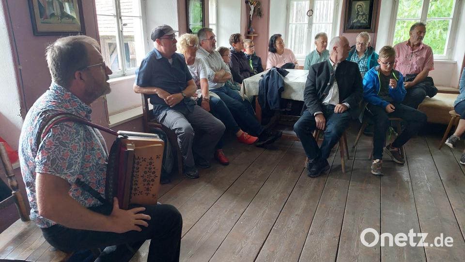 Volksmusikpfleger Christian Rathey (links) hält vor aufmerksamen Zuhörern einen Workshop über das Auswendigspielen. Bild: jua