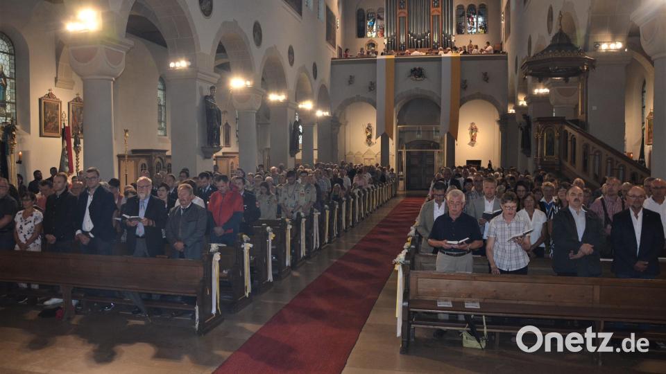 Viele Gläubige waren in die Mitterteicher Stadtpfarrkirche gekommen. Bild: jr