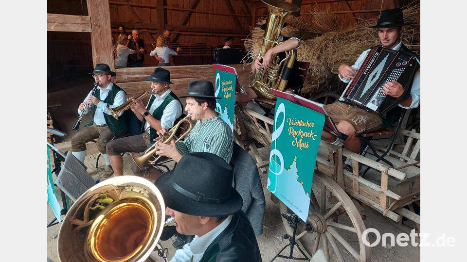 Nicht nur Harmonika-Klänge: Die &quot;Vöichtacher Rucksack-Musi&quot; gibt im Denkenbauernhof den Ton an. Bild: jua