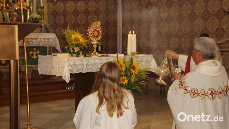 Da der Leib Christi aus Witterungsgründen nicht durchs Dorf getragen werden konnte, ist er in der Monstranz auf dem Altar ausgesetzt worden. Bild: frd