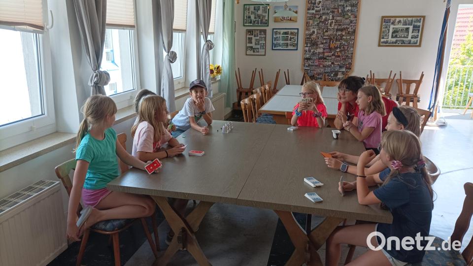 In über sechs Stunden lernten die Mädchen und Buben viele Zaubersprüche, Tricks mit Karten und Hütchen Bild: Kerstin Heindl/exb