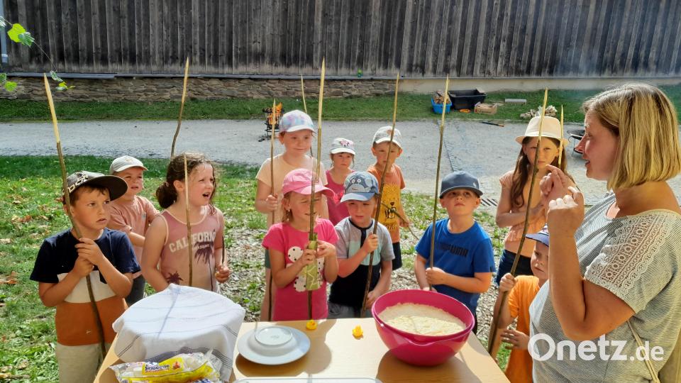 Christine Sommer erklärte den Kindern, wie sie das Stockbrot grillen sollen. Bild: Tobias Plonner/exb