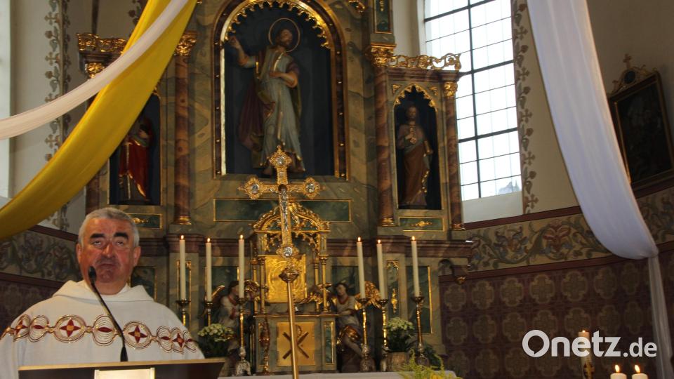 Auf dem Hochaltar der Bartholomäuskirche ist der Heilige Bartholomäus mit dem Messer in der Hand deswegen dargestellt, da ihm von seinen Peinigern im wahrsten Sinne des Wortes die Haut abgezogen worden ist, so Stadtpfarrer Alfons Kaufmann. Bild: frd