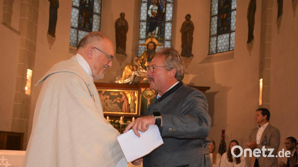 Zweiter Bürgermeister Johann Brandl (rechts) verabschiedete Pfarrer Anton Witt und lobte dessen Einsatz für die Ökumene. Bild: jr