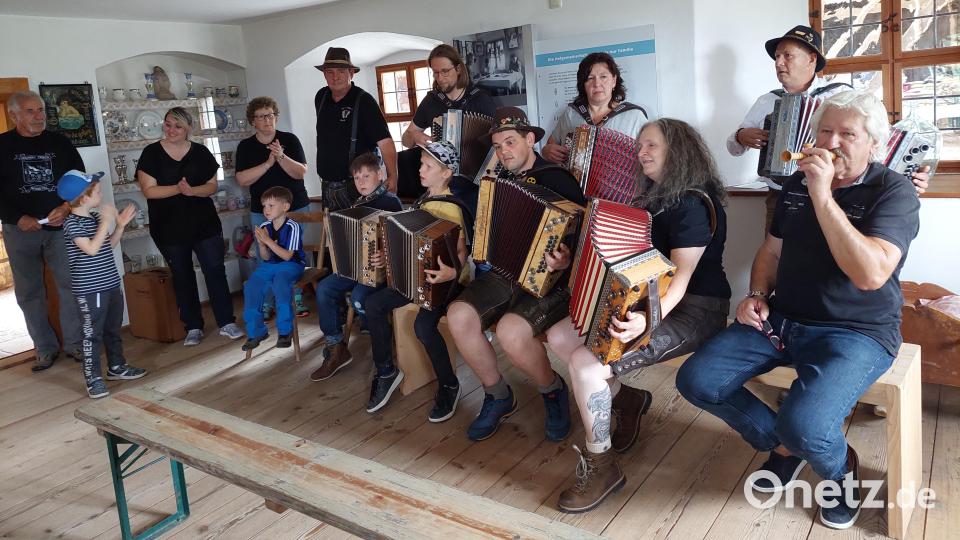 Die &quot;Ziachfuchs-Musikanten&quot; sorgen beim ersten Harmonika-Treffen im Freilandmuseum im Matzhof für gute Stimmung. Bild: jua
