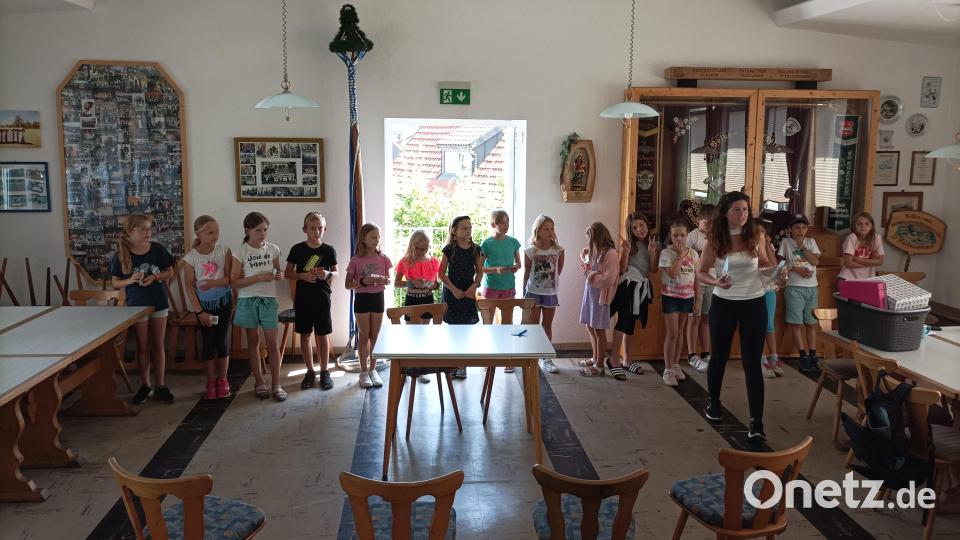 In über sechs Stunden lernten die Mädchen und Buben viele Zaubersprüche, Tricks mit Karten und Hütchen. Sie zeigten sie bei einer kleinen Aufführung. Bild: Kerstin Heindl/exb