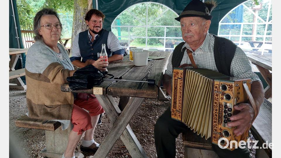 Im Zelt vor dem Museumswirtshaus sind der Musikant und seine Zuhörer vor dem Regen geschützt. Bild: jua