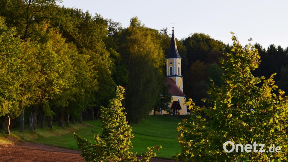 Etwas versteckt liegt die Wallfahrtskirche auf dem Mausberg – eingebettet zwischen mächtigen Bäumen. Und doch ist sie mit ihrem Turm nicht zu übersehen, wenn man von Westen kommend das Gebenbacher Ortsschild passiert. Am Sonntag, 3. September, beginnt hier das Bergfest. Bild: swo
