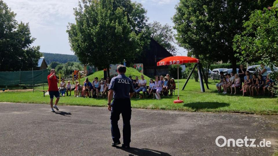 Gespannt beobachten die Kinder die Hunde bei der Arbeit. Bild: Julia Bayer/exb