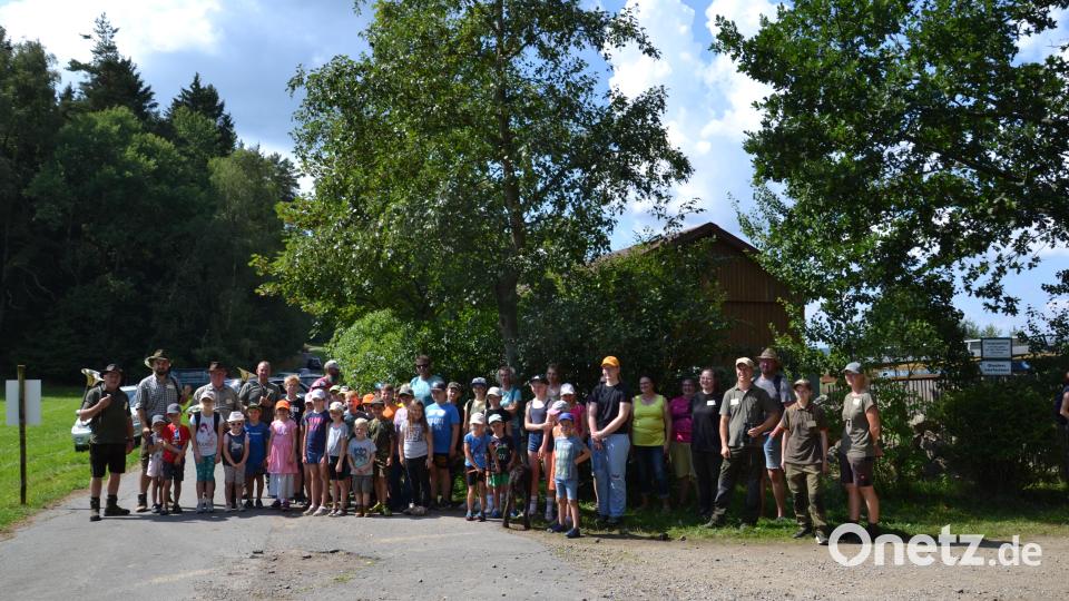 Zu einem spannenden Nachmittag im Wald „Mit Jägern im Revier“ waren 50 Kinder zum Ferienprogramm der Kreisgruppe Vohenstrauß gekommen. Bild: gi