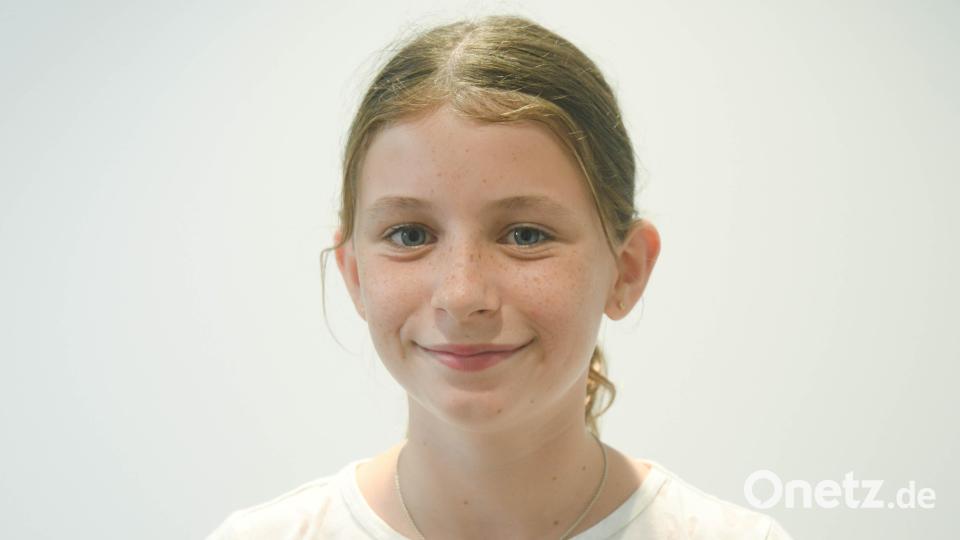 Emma (10) verbringt ihre Ferientage am liebsten im Schwimmbad. Bild: Gabi Schönberger