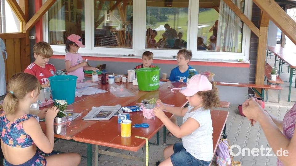 Der Obst- und Gartenbauverein Eschenfelden hatte Kinder im Ferienprogramm zu einer Bastelaktion eingeladen. Bild: lei