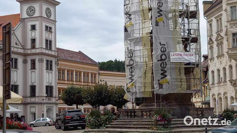 Die riesige Pestsäule (zurzeit wegen Renovierung teils verhüllt) in Loket war ebenso sehenswert, wie alle anderen historischen Gebäude in der Altstadt. Bild: AWO Tirschenreuth/exb