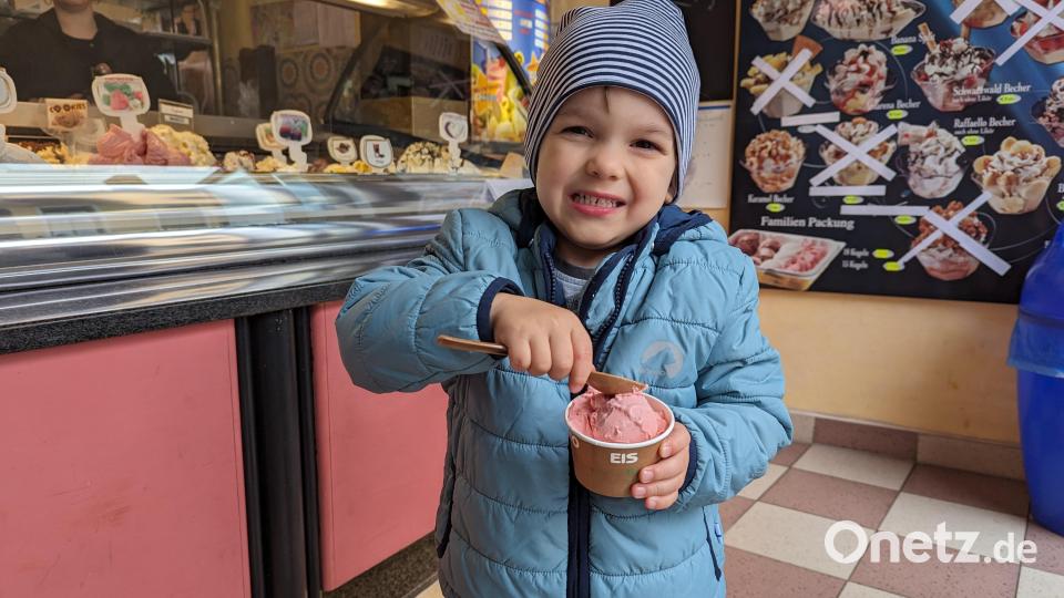 Der dreijährige Emil braucht keinen Sonnenschein, um sich über ein Eis zu freuen. Bild: wrl