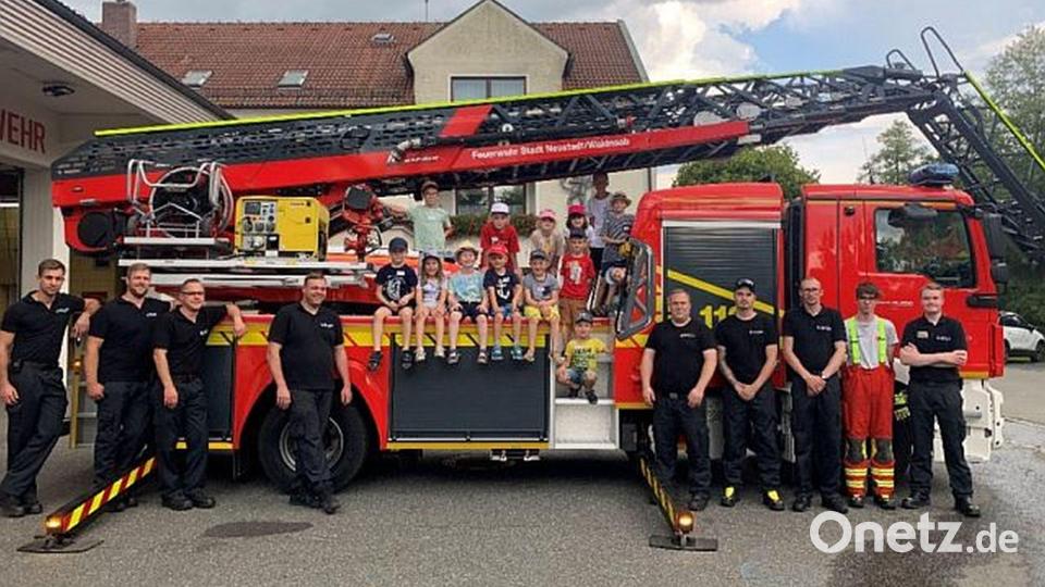 14 Kinder des Kinderferienclubs waren bei der Feuerwehr in Neustadt/WN. Bild: FW Neustadt/WN/exb