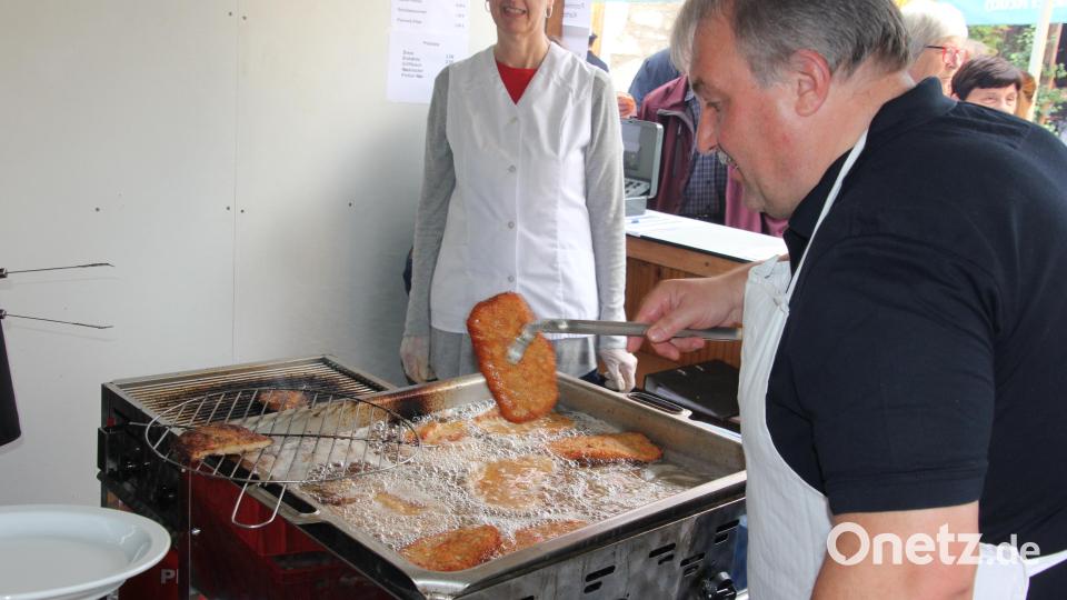 Schnitzel mit Pommes oder Kartoffelsalat waren der Renner beim Mittagessen auf dem Hohenthaner Pfarrfest. Bild: kro