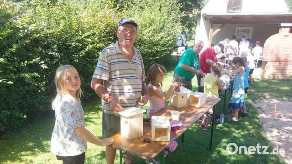 Alle Kinder schrauben, nageln und kleben, so dass die Vogelhäuschen bald fertig sind. Bild: mma