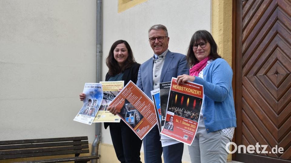 Birgit Plößner, Bürgermeister Franz Stahl und Petra Römer (von links) stellten das Kulturprogramm der Stadt für die Saison 2023/2024 vor. Bild: ubb