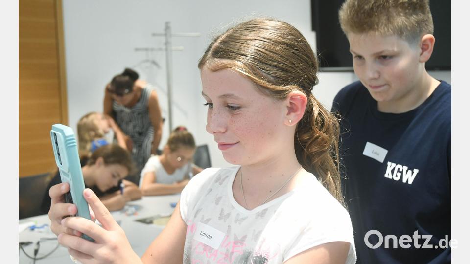 Für ein Video für die sozialen Medien filmen die Nachwuchsjournalisten fleißig mit ihren Handys, was hinter den Kulissen passiert. Bild: Gabi Schönberger
