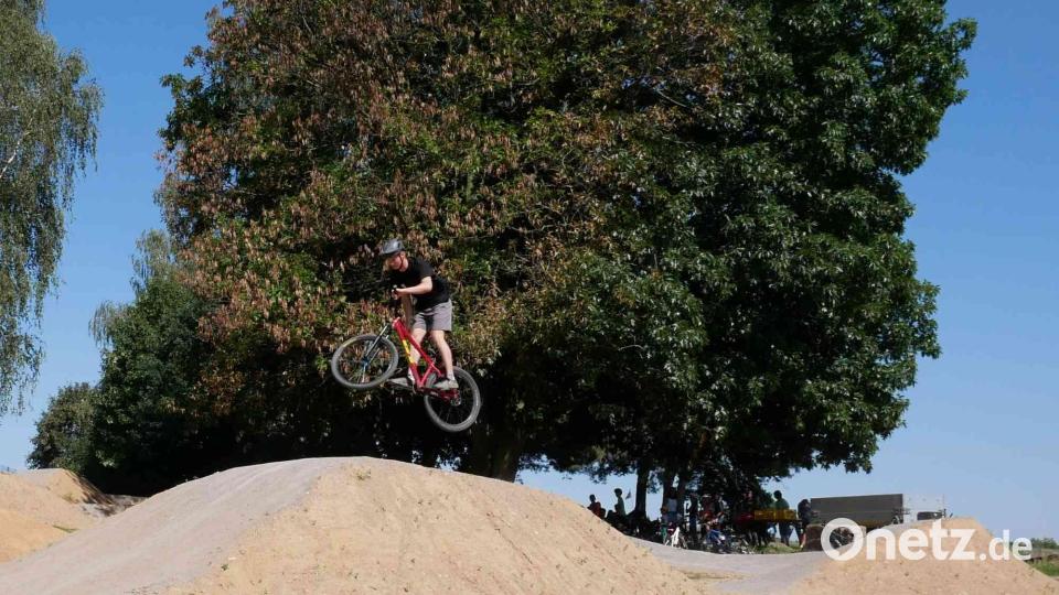 Der 21-jährigen Mitarbeiter Yannick Blume zeigt einige Sprünge. Bild: gz