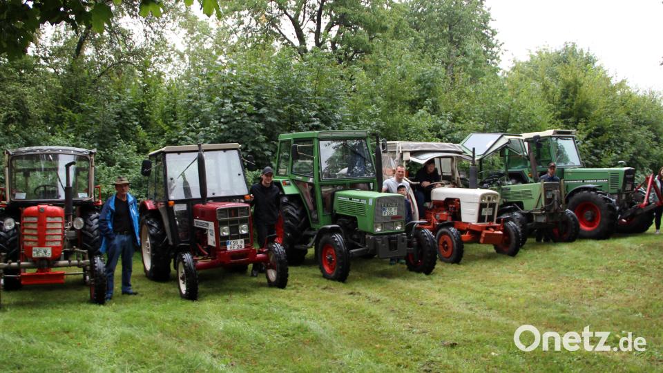 Trotz dem schlechten Wetters waren viele Oldtimerfreunde mit ihrem Fahrzeug gekommen, um gemeinsam Gottesdienst und anschließend gemütliches Beisammensein zu feiern. Bild: lep