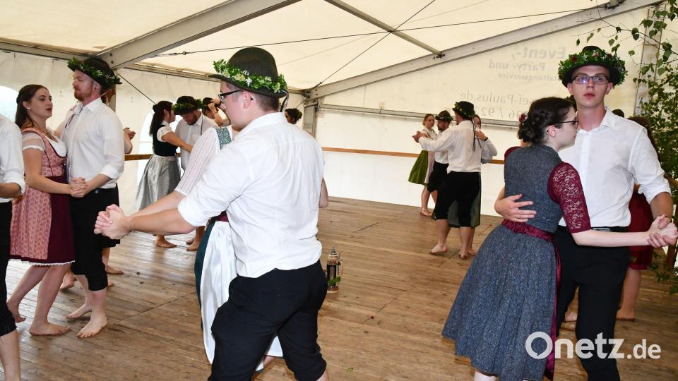 Tanz im Zelt auf dem Podium Bild: sche