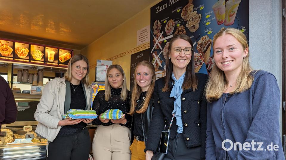 Eine Gruppe Arbeitnehmerinnen aus Nabburg holte sich ihr Eis in der Mittagspause eingepackt zum Mitnehmen ab. Bild: wrl