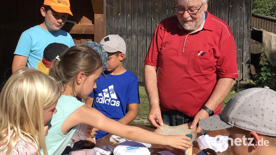Manfred Ruppert freute sich über das große Wissen der Kinder über heimische Vögel und verteilte Urkunden und Preise. Bild: mma