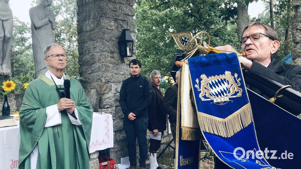 Nach der Segnung heftete der seit 2014 amtierende Präsident des Bayerischen Soldatenbundes 1874, Richard Drexl (rechts), das neue Fahnenband an das Vereinsbanner des Soldatenbundes Falkenberg. Bild: wro