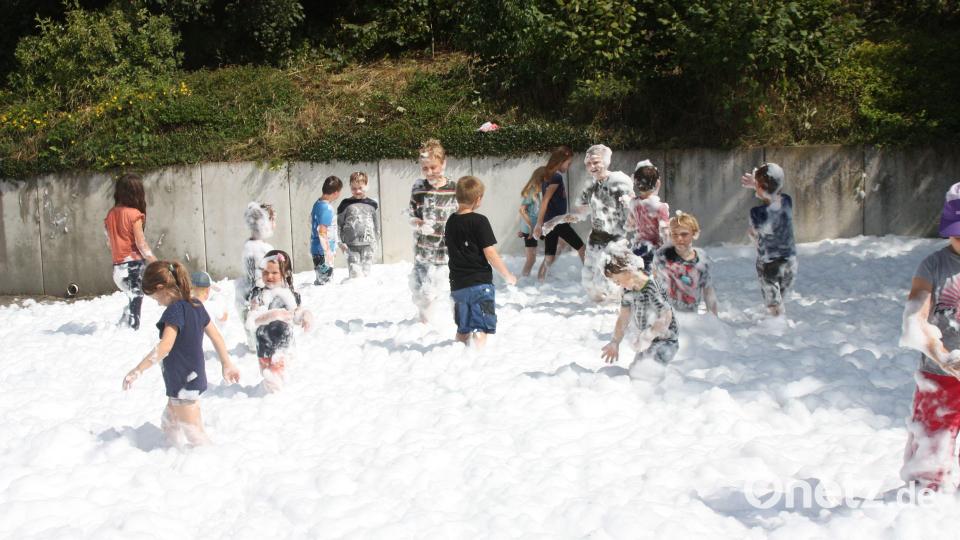 Ein Highlight des Ferientages bei der Feuerwehr Tännesberg ist die Schaumparty. Groß und Klein haben dabei ihren Spaß. Bild: Josef Glas