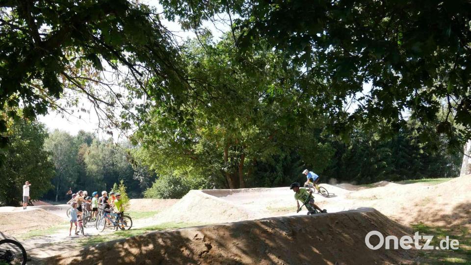 Der Bike-Experte Robert Rieger (hinten, links) gibt den Kindern und Jugendlichen praktische Tipps. Bild: gz