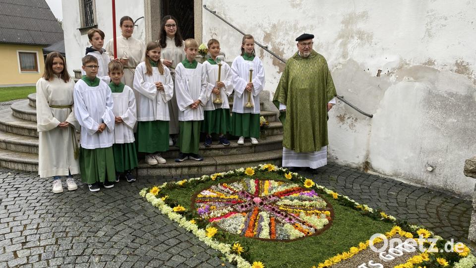 Zum Abschied von Pfarrer Anton Witt (rechts) wurde auch in Leonberg ein Blumenteppich gelegt. Bild: Daniela Malzer/exb