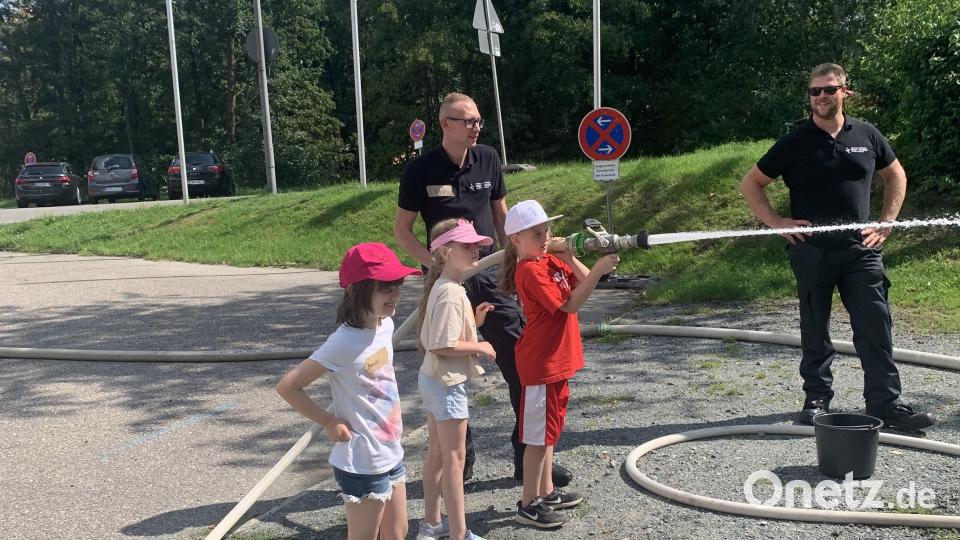 Der Kinderferienclub zu Besuch bei der Feuerwehr Neustadt/WN. Bild: FF Neustadt/WN/exb