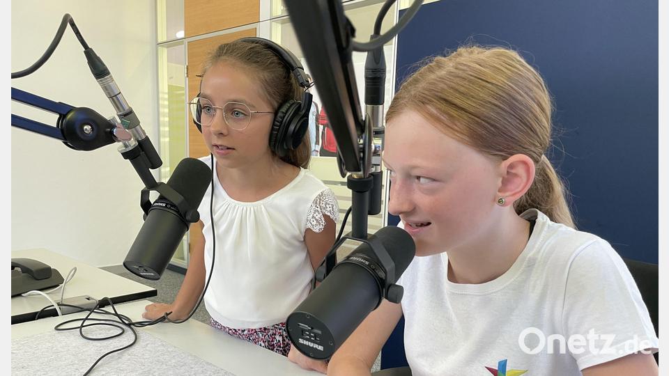 Valerie (10) und Eliana (12) haben Spaß im Podcast-Studio. Bild: kmo