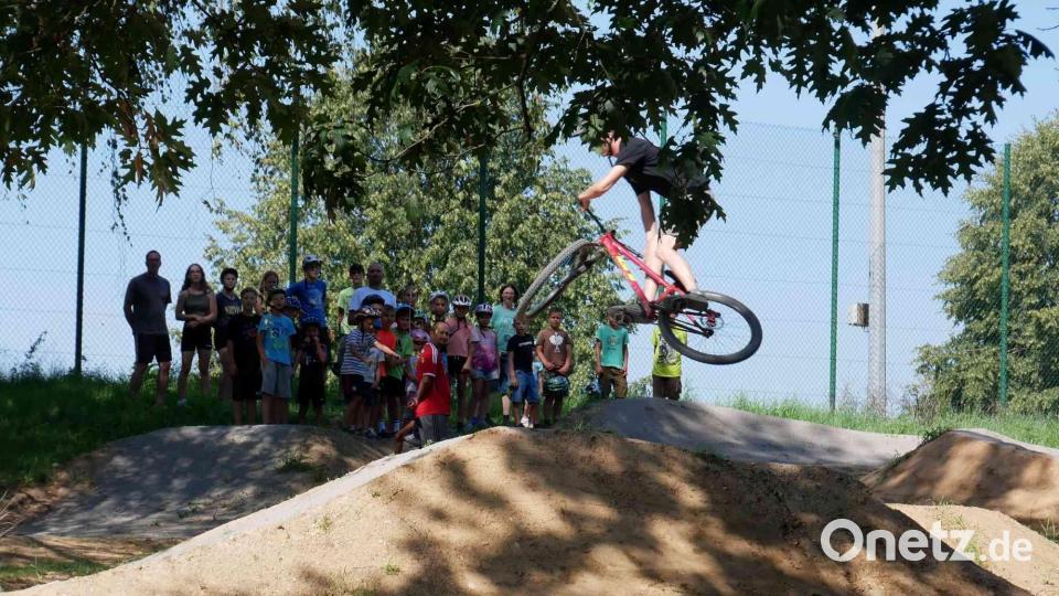 Die Kinder staunen über die Vorführung von Yannick Blume. Bild: gz
