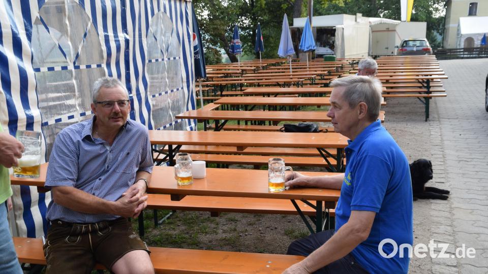 Martin Kick (links) und Josef Rumpler vom Organisationsteam der Pfarrei Gebenbach sehen dem Ansturm beim Mausbergfest gelassen entgegen. Sie haben die Lage mit ihrer Erfahrung jederzeit im Griff. Archivbild: swo
