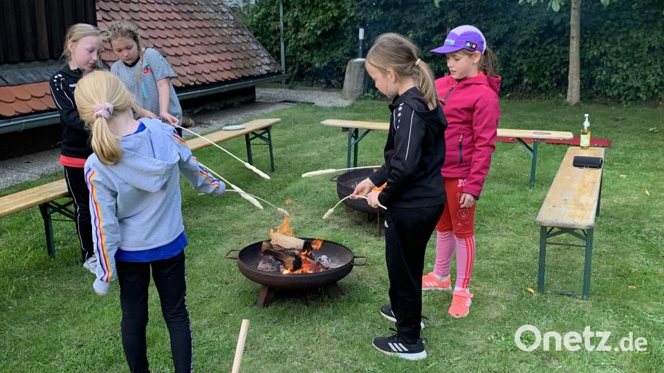 Stockbrot am Lagerfeuer gehört zum Tenniscamp in Tännesberg einfach dazu. Bild: Josef Glas