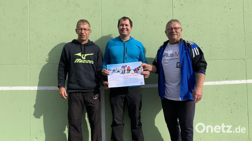 Jugendwart Karl-Heinz Fleischmann (rechts) überreicht eine Spende der Deutschen Bank an Abteilungsleiter Uli Maier (Mitte). Mit dabei Tennistrainer Jirka Fleisig. Bild: Josef Glas
