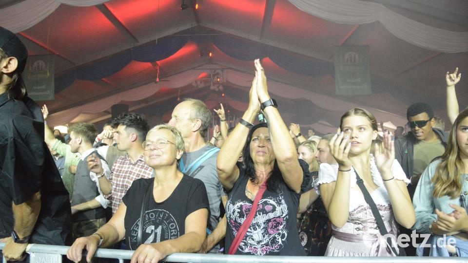 Die Fans feiern AC/DX. Bild: bey