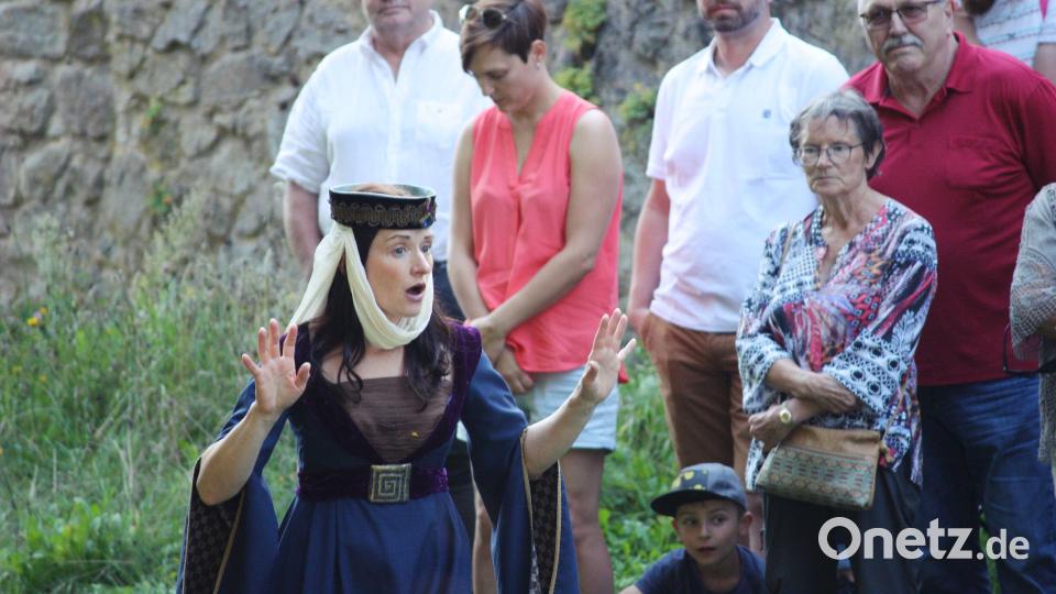 Petra Sommer-Stark bei der klassischen Zeitreise zur Burg Murach. Bild: Florian Wein/exb