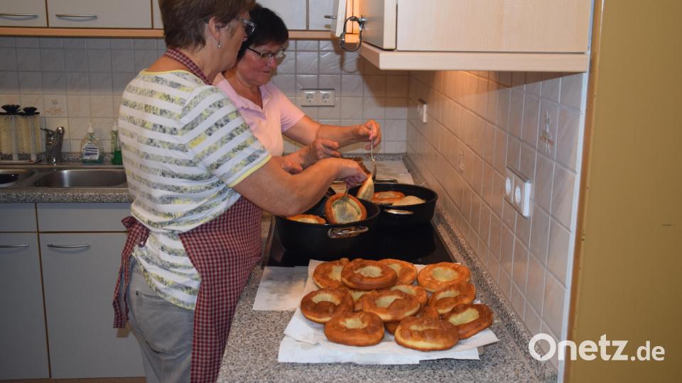 Etwa 1000 Küchel backen fleißige Frauen aus der Pfarrei für das Mausbergfest – das beliebte Gebäck wird vermutlich nicht lange auf Abnehmer warten müssen. Bild: swo